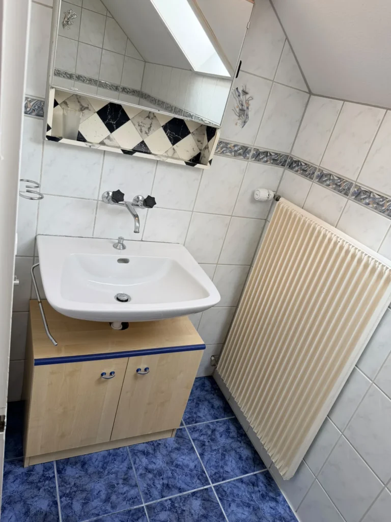Dasselbe Badezimmer nach der Bauendreinigung