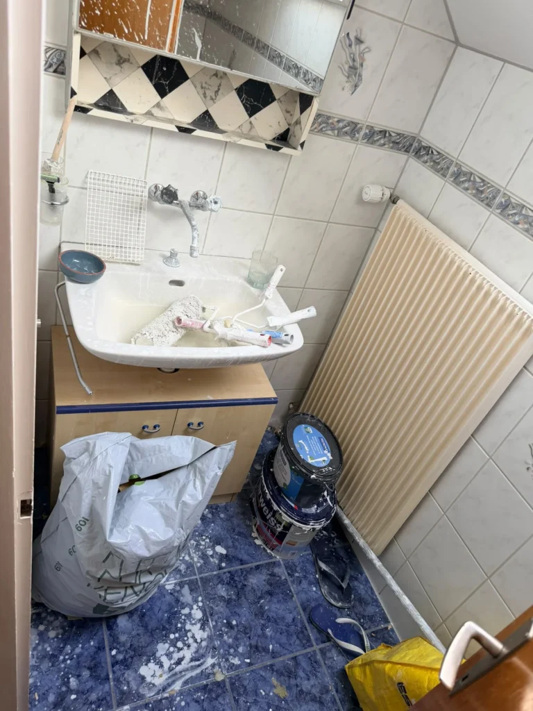 Badezimmer nach Malerarbeiten, mit Farbresten und Bauschmutz