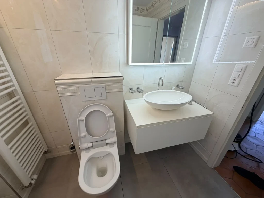 Badezimmer vor der Bauendreinigung nach dem Umbau